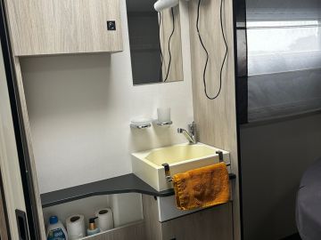Chausson 718 XLB Zeer Goede Staat, 5 Persoons Op Kenteken, Queens Bed, Trekhaak, Fietsendrager Etc