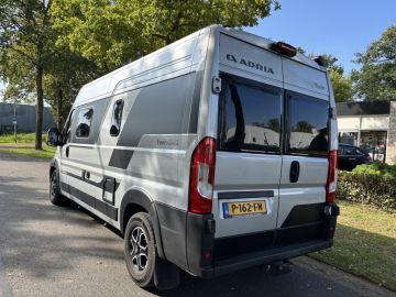 Adria TWIN 600 SPB SUPREME 9-TRAPS AUTOM. Standaard