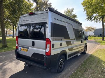 Adria TWIN 600 SPB SUPREME 9-TRAPS AUTOM. Standaard