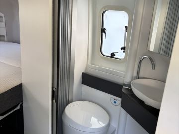 Adria TWIN 600 SPB SUPREME 9-TRAPS AUTOM. Standaard