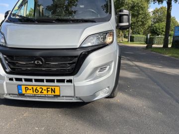 Adria TWIN 600 SPB SUPREME 9-TRAPS AUTOM. Standaard