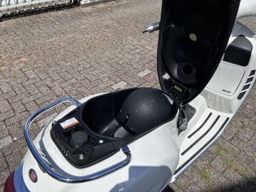 Vespa GTS 300 Super Sport HPE Inclusief Stuurslot In Nieuwstaat BTW