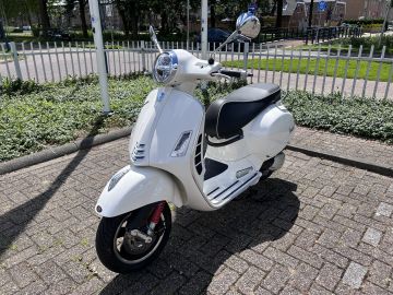 Vespa GTS 300 Super Sport HPE Inclusief Stuurslot In Nieuwstaat BTW