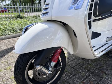 Vespa GTS 300 Super Sport HPE Inclusief Stuurslot In Nieuwstaat BTW