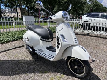 Vespa GTS 300 Super Sport HPE Inclusief Stuurslot In Nieuwstaat BTW