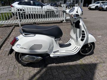 Vespa GTS 300 Super Sport HPE Inclusief Stuurslot In Nieuwstaat BTW