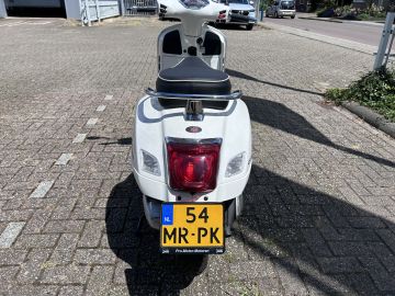 Vespa GTS 300 Super Sport HPE Inclusief Stuurslot In Nieuwstaat BTW